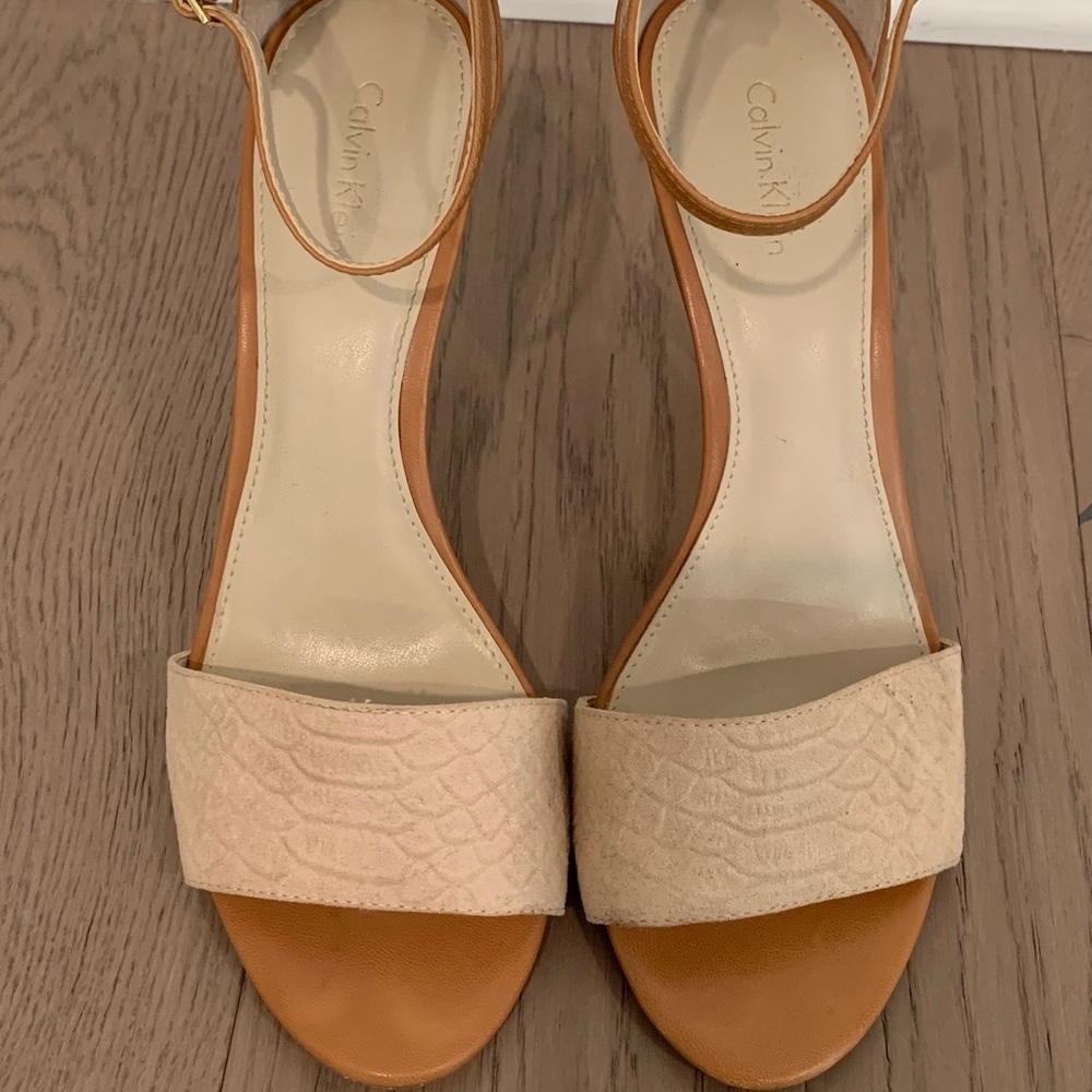 Calvin Klein 2 piece neutral heel